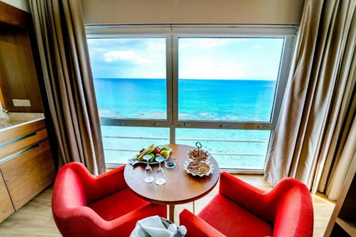 Salamis Bay Conti Resort Hotel & Casino Famagouste Chambre photo A room at the hotel